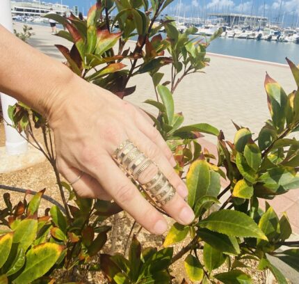 Anillo articulado de latón – Diseño futurista artesanal