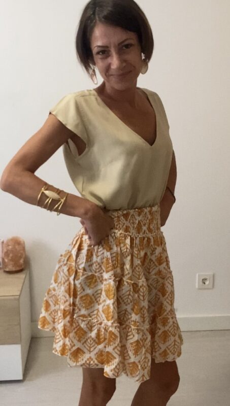 Top y Falda boho acampanada con volantes y cintura elástica. Artesanal, talla única y versátil.