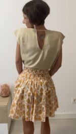 Top y Falda boho acampanada con volantes y cintura elástica. Artesanal, talla única y versátil.