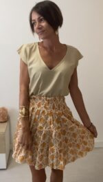 Top y Falda boho acampanada con volantes y cintura elástica. Artesanal, talla única y versátil.
