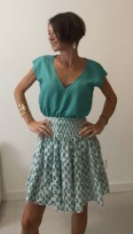 Falda boho acampanada con volantes y cintura elástica. Artesanal, talla única y versátil.