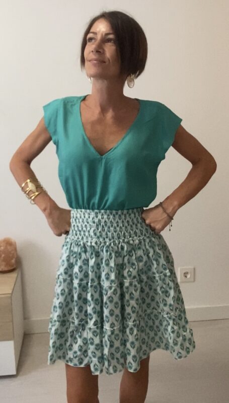Falda boho acampanada con volantes y cintura elástica. Artesanal, talla única y versátil.