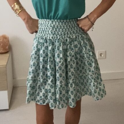Falda boho acampanada con volantes y cintura elástica. Artesanal, talla única y versátil.