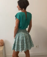 Falda boho acampanada con volantes y cintura elástica. Artesanal, talla única y versátil.