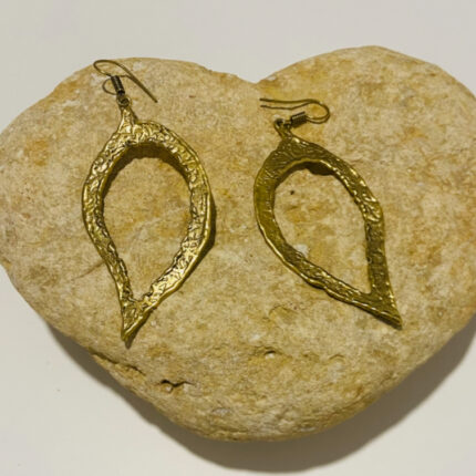 Pendientes artesanales de latón en forma de gota irregular hueca, estilo boho chic.