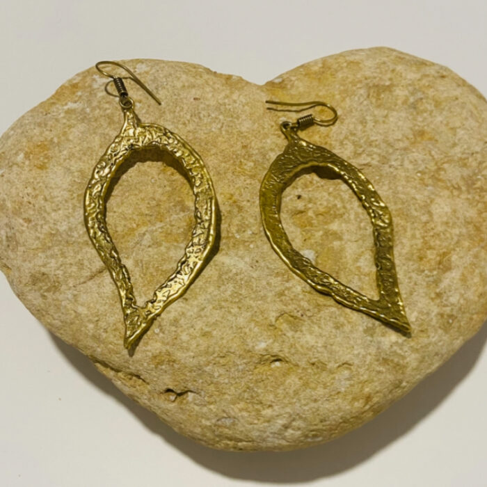 Pendientes artesanales de latón en forma de gota irregular hueca, estilo boho chic.