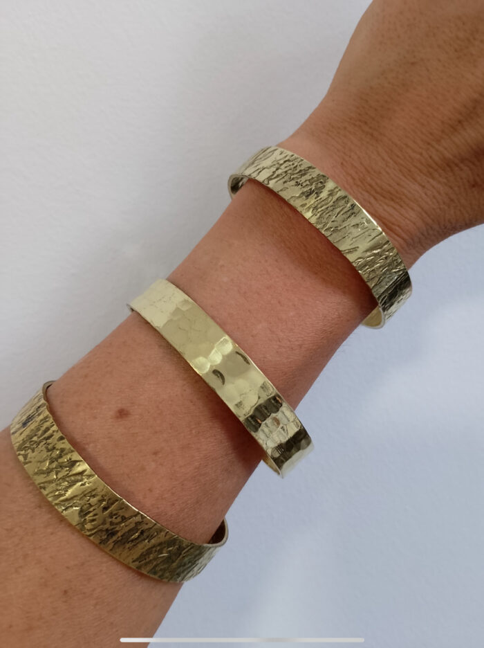 Brazalete fino de latón dorado, brillante u opaco, artesanal y boho chic.