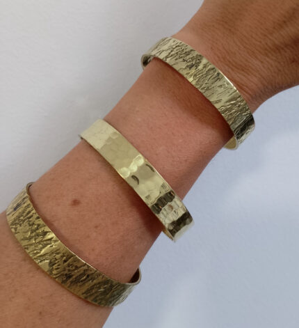 Brazalete fino de latón dorado, brillante u opaco, artesanal y boho chic.