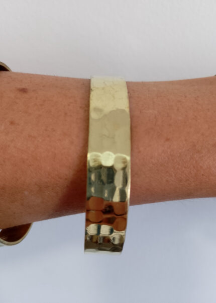 Brazalete fino de latón dorado, brillante u opaco, artesanal y boho chic.