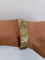 Brazalete fino de latón dorado, brillante u opaco, artesanal y boho chic.