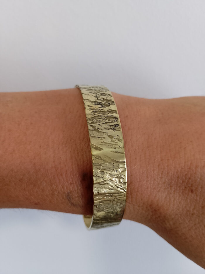 Brazalete fino de latón dorado, brillante u opaco, artesanal y boho chic.