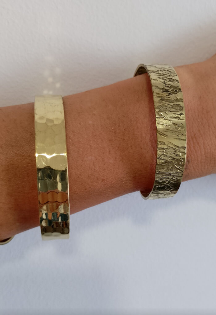 Brazalete fino de latón dorado, brillante u opaco, artesanal y boho chic.