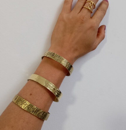 Brazalete fino de latón dorado, brillante u opaco, artesanal y boho chic.