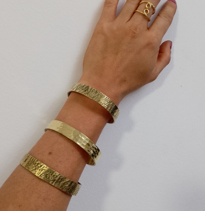 Brazalete fino de latón dorado, brillante u opaco, artesanal y boho chic.