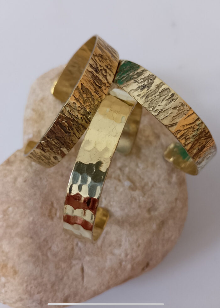 Brazalete fino de latón dorado, brillante u opaco, artesanal y boho chic.