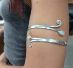 Brazalete artesanal doble para brazo con piedras y espiral, plateado.