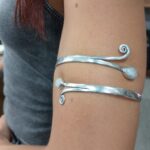 Brazalete artesanal doble para brazo con piedras y espiral, plateado.
