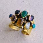 Anillo artesanal de latón con 8 piedras de colores, ajustable y boho chic.