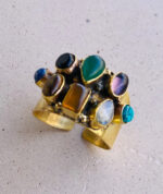 Anillo artesanal de latón con 8 piedras de colores, ajustable y boho chic.