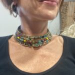Choker artesanal de cuentas multicolor con base dorada o plateada.