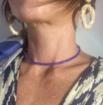 Collar rígido artesanal de latón con perlas azul, hecho en India, estilo étnico y bohemio.