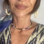 Collar rígido de latón dorado con perlas multicolor, hecho en India, estilo boho chic.