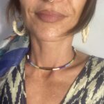 Collar rígido de latón dorado con perlas multicolor, hecho en India, estilo boho chic.