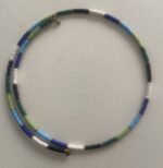 Collar rígido de latón dorado con perlas multicolor, hecho en India, estilo boho chic.