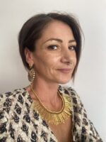 Collar boho de latón dorado o plateado con hilos metálicos y macramé artesanal.