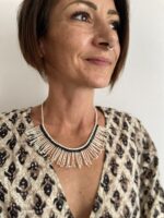 Collar plateado con rayos de sol y macramé negro