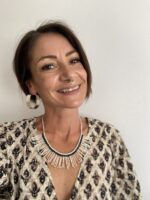 Collar artesanal con diseño solar y base de macramé. Hecho a mano en India. Disponible en dorado con burdeos o plateado con negro