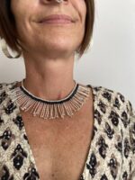 Collar plateado artesanal con diseño solar y base de macramé negra, hecho a mano en India.