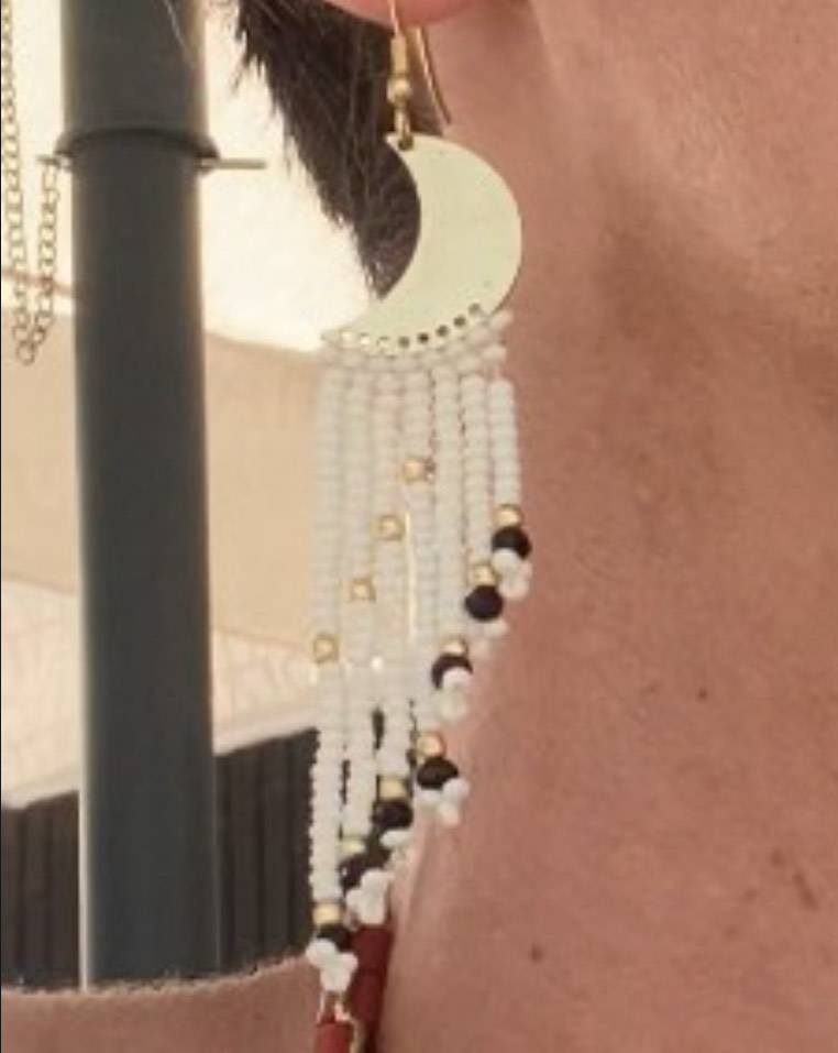 Pendientes Luna boho de latón con cuentas Pendientes Luna de latón con cascadas de cuentas blancas y negras hechos a mano en India