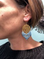 Pendientes de latón y macramé azul, usados por modelo.