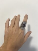 anillo grande en plata con piedra violeta visto desde arriba