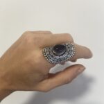 anillo bohemio en plata con piedra violeta visto desde el lado derecho
