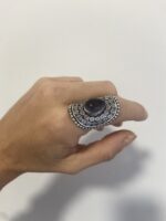 anillo bohemio en plata con piedra violeta visto desde el lado derecho