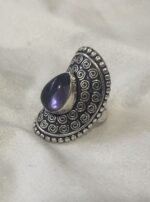 anillo étnico plateado con piedra violeta visto desde el lado izquierdo