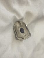 parte trasera ajustable de anillo étnico plateado con piedra violeta