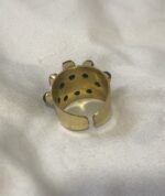 Parte posterior del anillo de latón ajustable con siete piedras Ojo de Tigre, mostrando la apertura trasera.