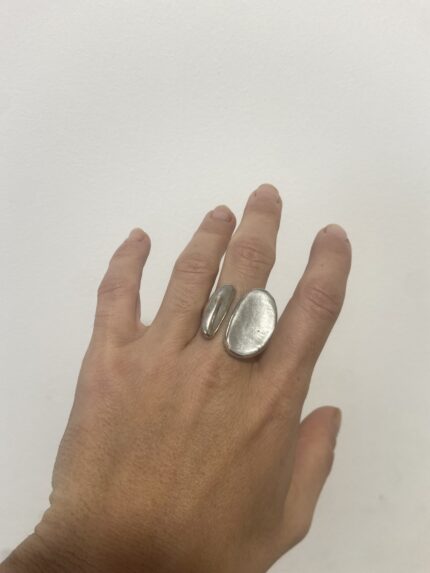 anillo de latón plata visto desde arriba mostrando formas dobles