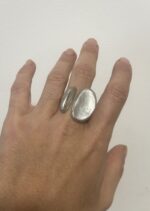 anillo de latón plata visto desde arriba mostrando formas dobles