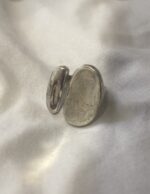 anillo de latón plata ajustable visto en la mano desde distancia