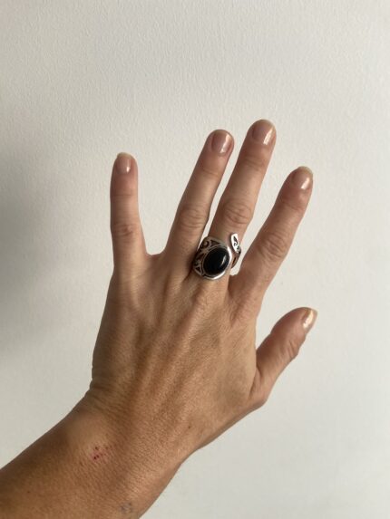 anillo con piedra negra visto desde arriba mostrando base calada circular