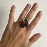 anillo ajustable con cuatro piedras multicolor sobre base en baño de plata