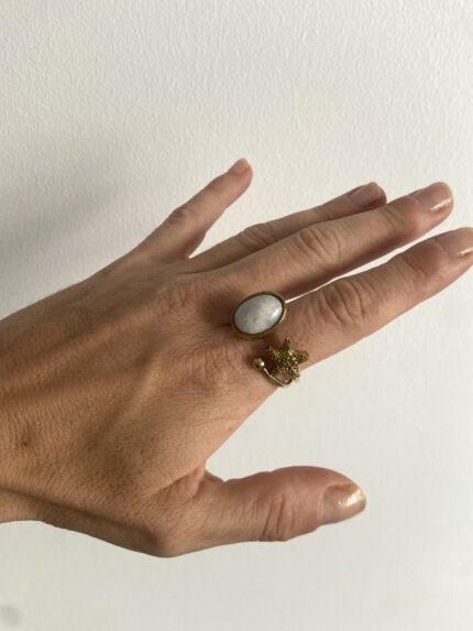 anillo ajustable en latón con piedra blanca y estrella artesanal