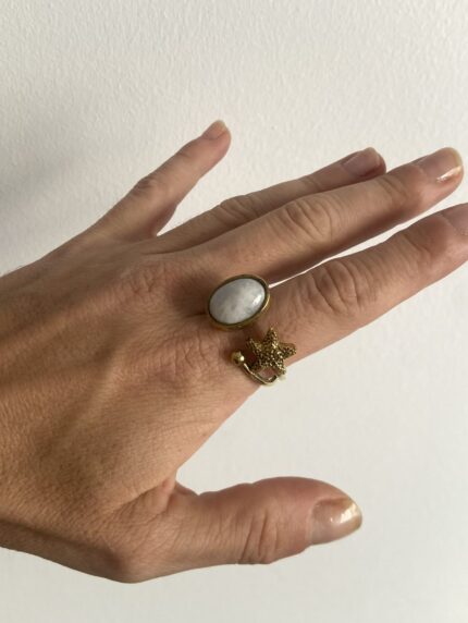 anillo ajustable en latón con piedra blanca y estrella artesanal