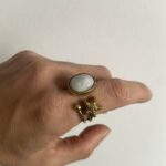anillo de latón ajustable con diseño abierto y piedra blanca