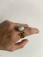 anillo de latón ajustable con diseño abierto y piedra blanca